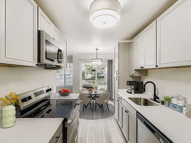 Beautifully Renovated 1 & 2 Bedroom Apartments in Lynnwood! — Photo 24