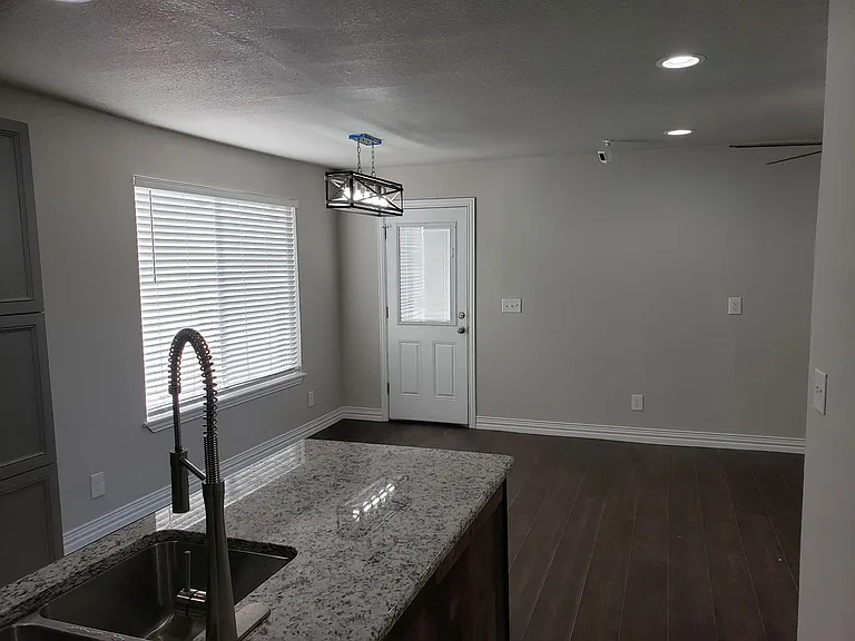 1711 Longview St — Photo 4