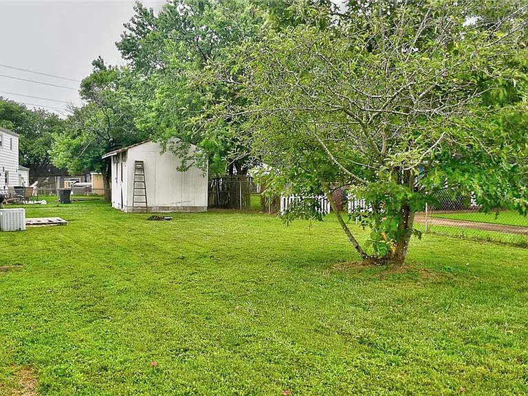 1093 Salisbury Dr — Photo 18