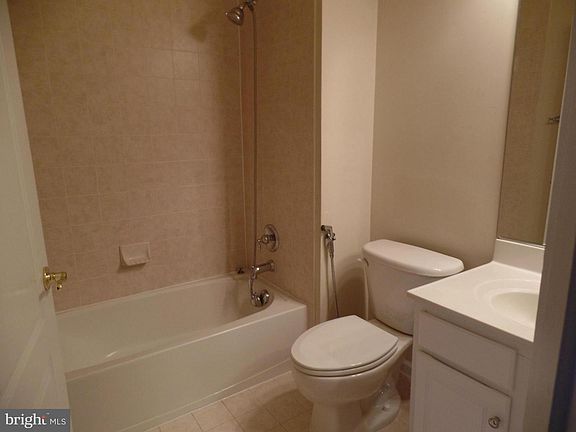 4th image of 4631 Carisbrooke Ln