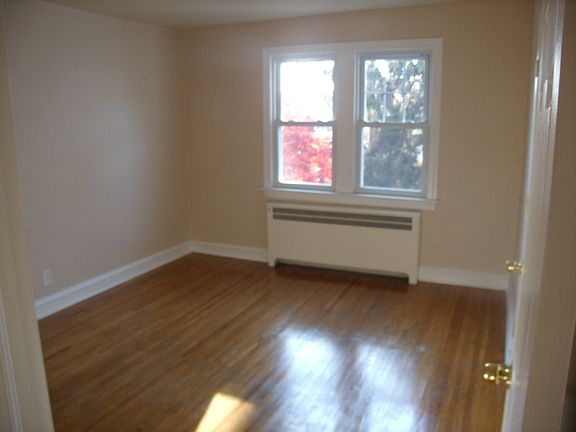 3rd image of 86 E Plumstead Ave