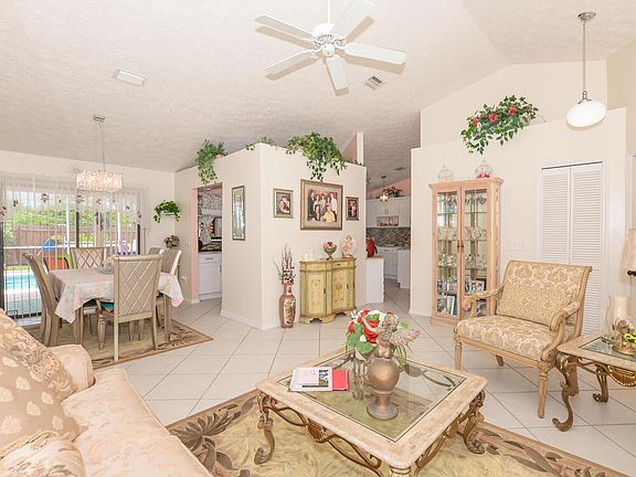 5th image of 312 SE Starflower Ave