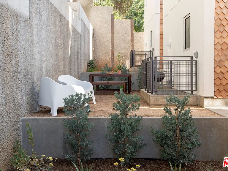 8870 Wonderland Ave — Photo 25