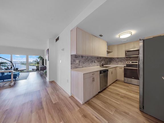 5th image of 300 Bayview Dr