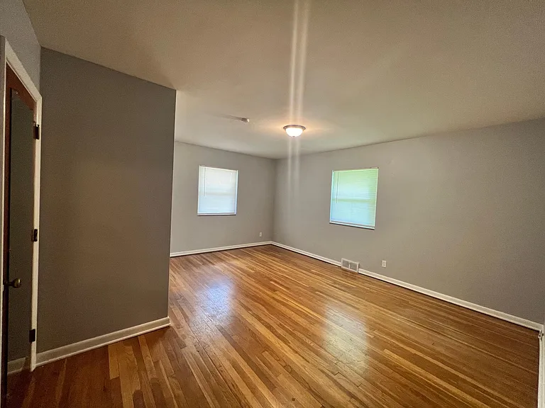525 Far Hills Ave — Photo 11
