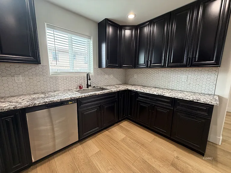 818 W 7th St #B — Photo 13