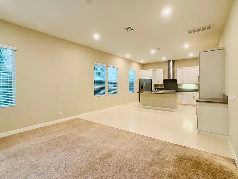 810 Beacon — Photo 16