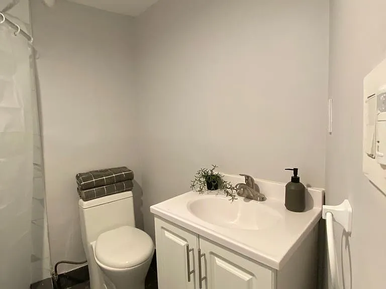 245 S Thurston Ave #5 — Photo 5