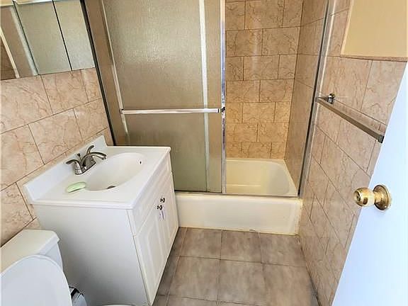 3rd image of 989 E 108th St APT 1A