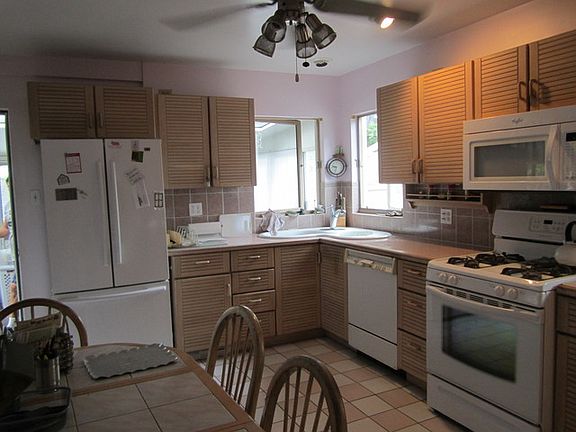 3rd image of 716 Clarence Ave