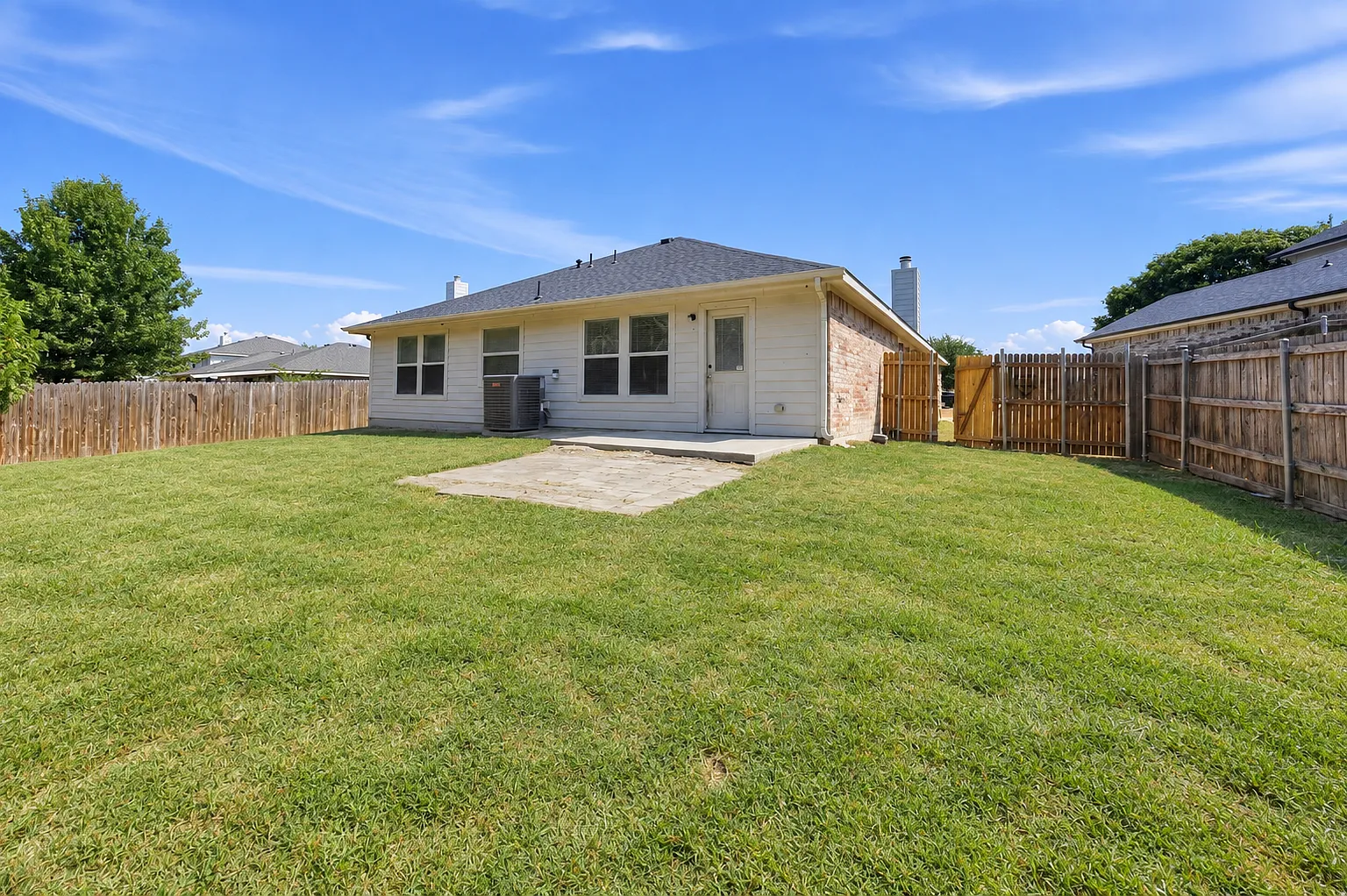 4 bed, 1898 sqft, $2,200 — Photo 2