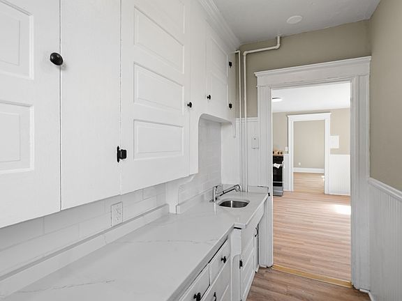 5th image of 387 Grove St #2R