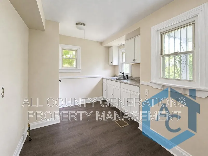 3 bed, 1.0 bath, 1152 sqft, $1,200 — Photo 2