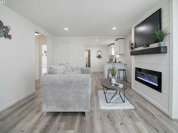 5th image of 221 20th Ave