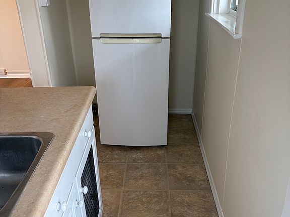 5th image of 227 Bridge St APT B