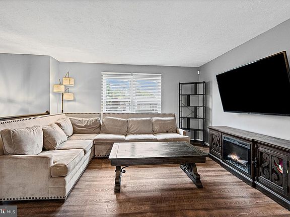5th image of 9453 Seven Courts Dr