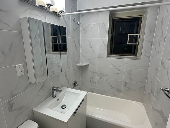 3rd image of 195-60 Peck Ave Floor 1