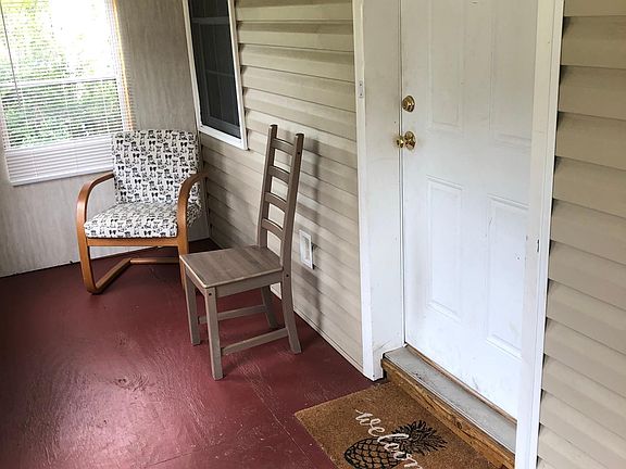 Covered front porch/mudroom