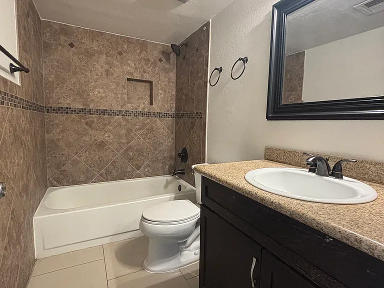 1670 W Park Wood Ln — Photo 9