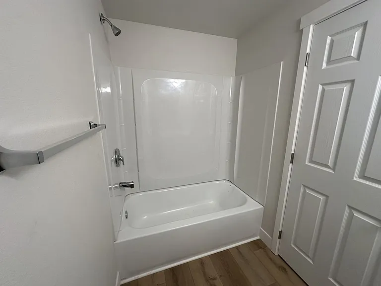 Fully Remodeled 2 Bedroom 1 Bath Units — Photo 26