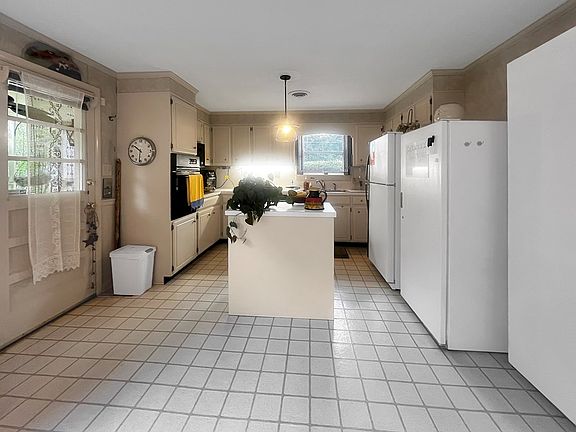 5th image of 210 Downey Ln