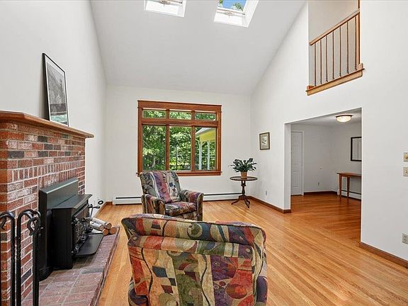 2nd image of 10 Standish Way