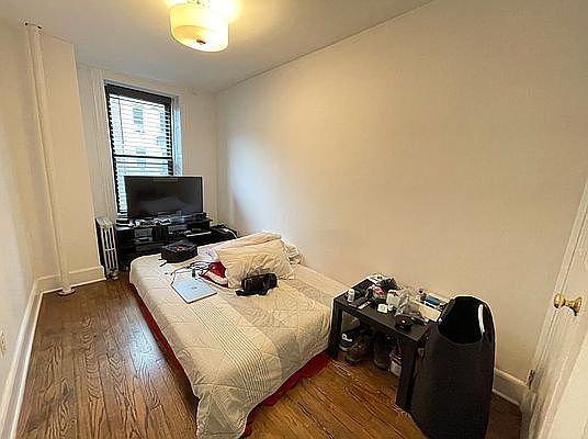 5th image of 322 W 47th St APT 4F