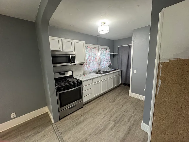 1145 E Walnut St — Photo 7
