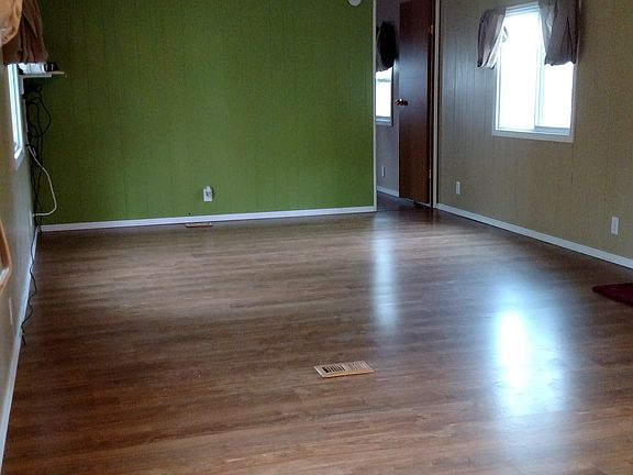 3rd image of 411 Bedford Blvd