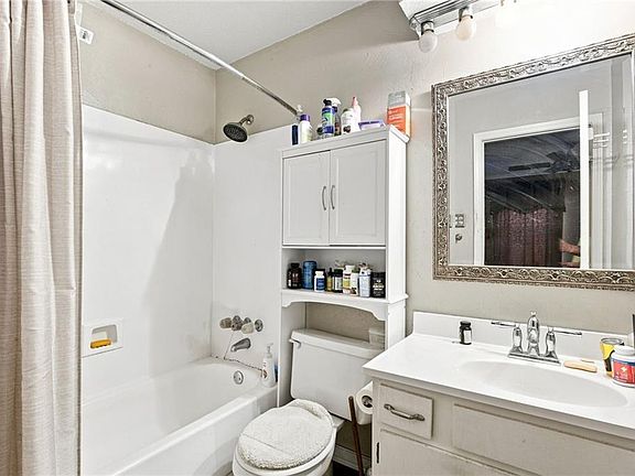 4th image of 3149 Arbutus Ln