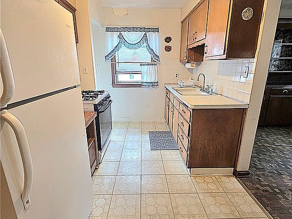 5th image of 6040 W 54th St