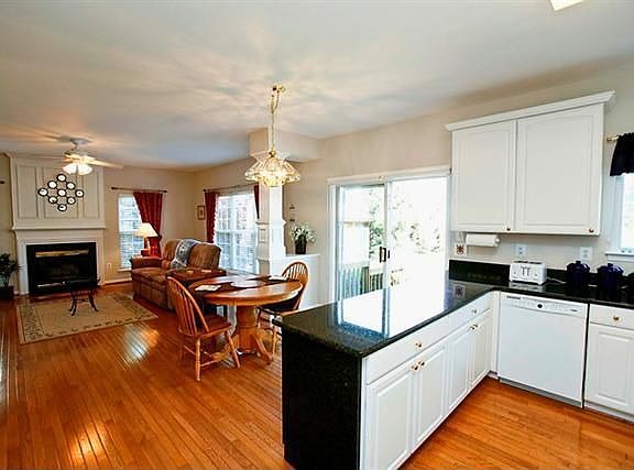 Large Kitchen with Breakfast Area