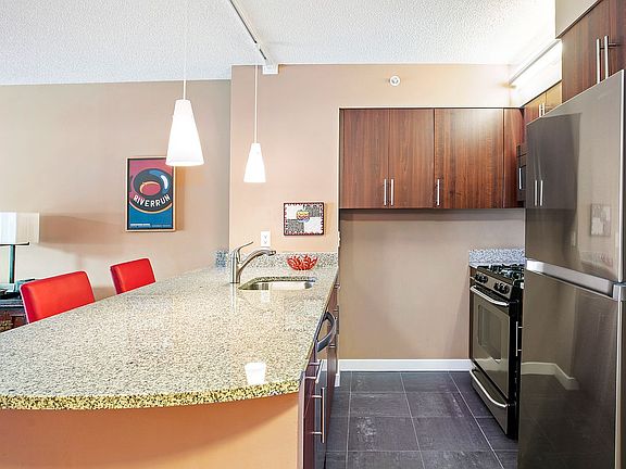 4th image of 555 W 23rd St APT N5m