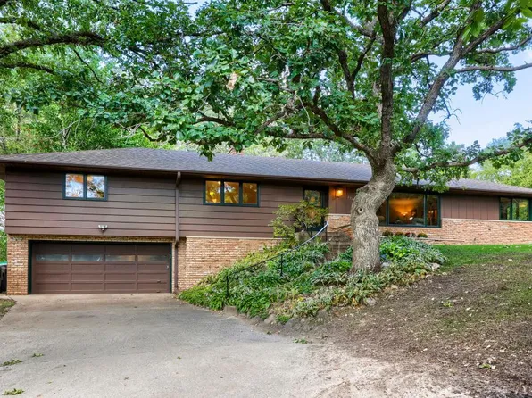 332 Floral Dr W, Saint Paul, MN 55126