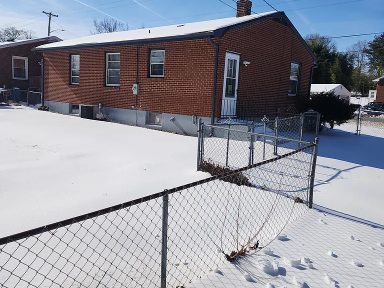 3843 Plantation Rd NE — Photo 3