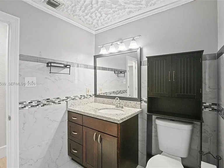 4040 NE 6th Ave — Photo 18