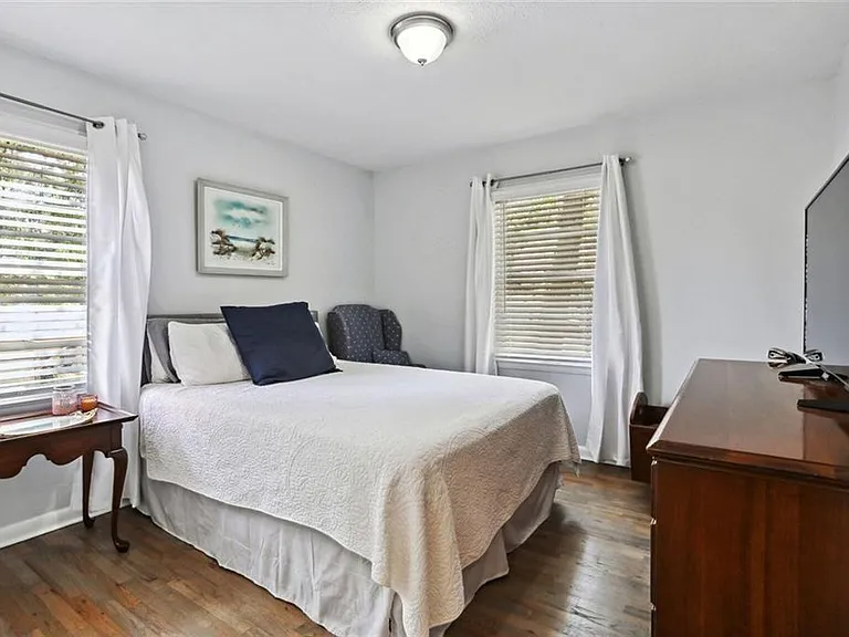 2363 Beverly Ln SW — Photo 2