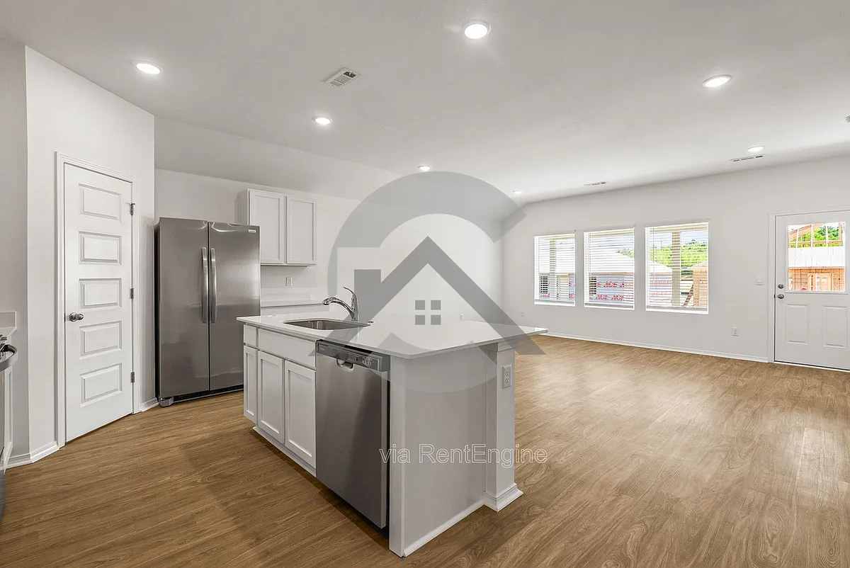 Building Photo - 110 E Sunbelt Ct