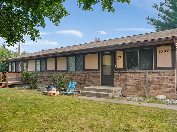 3rd image of 1305 52nd St SE