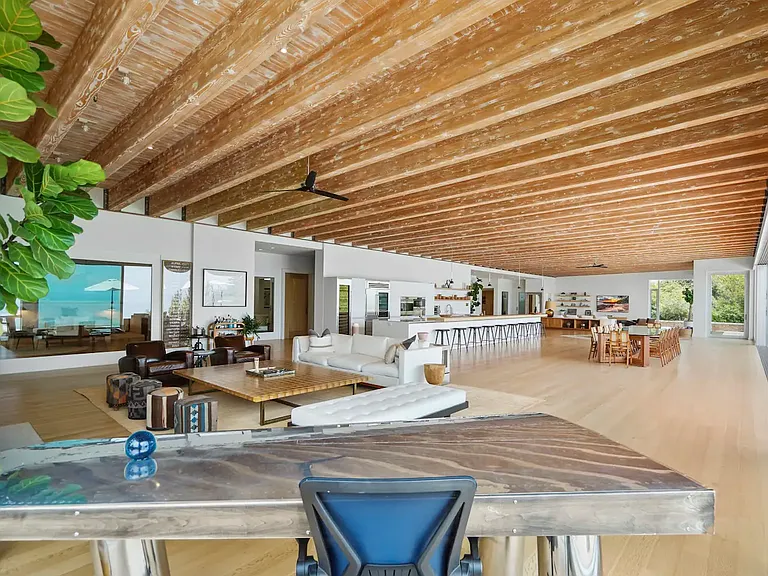 Balance work and relaxation in a spacious, multifunctional area.