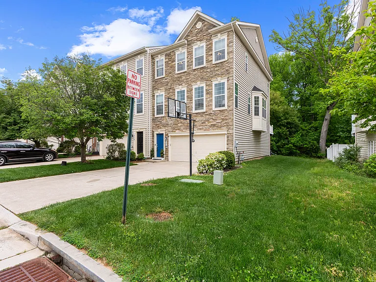 232 Mohegan Dr — Photo 1