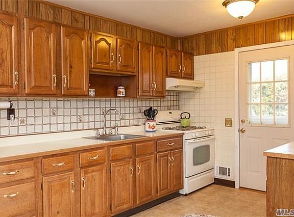 5th image of 45 Bayberry Dr