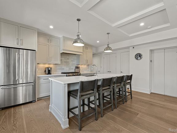 5th image of 936 W Eleven Mile Rd