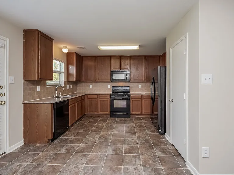20730 Dickinson Manor Ln — Photo 3
