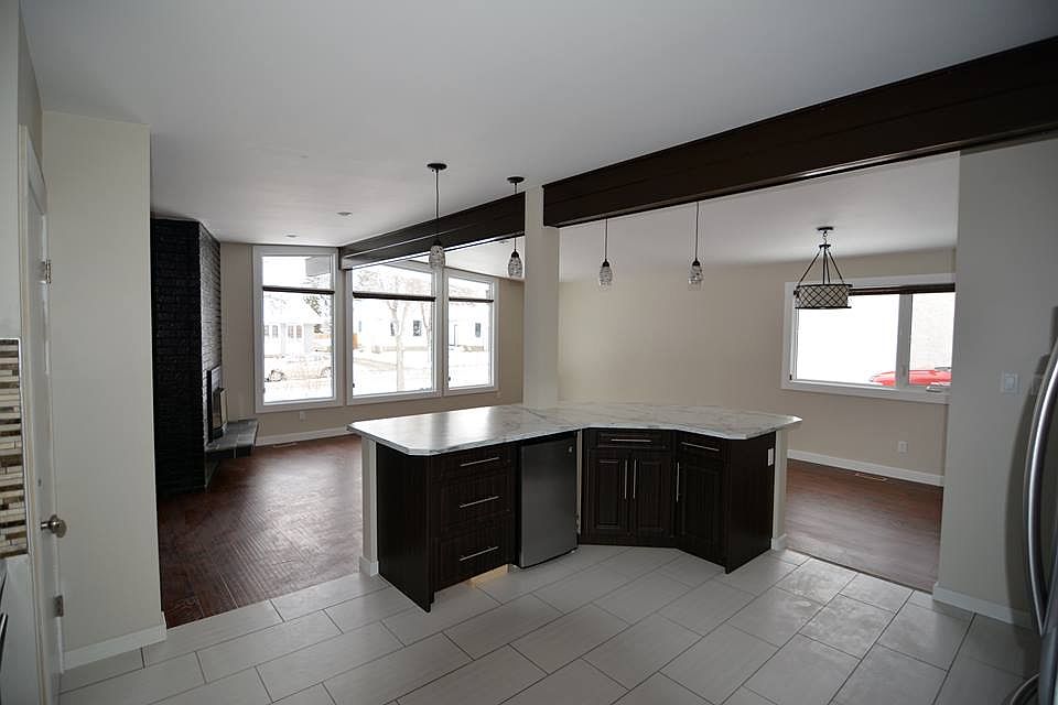 1st image of 93 Lorraine Cres