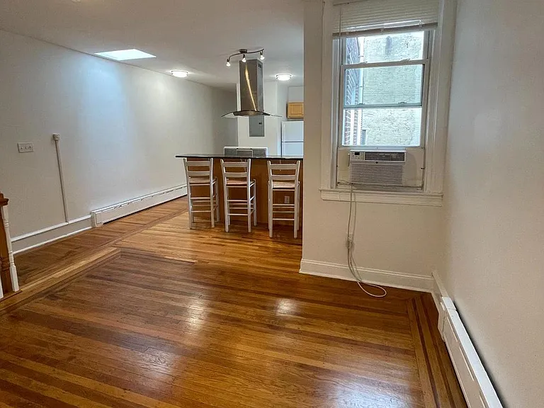 641 Bainbridge St #B — Photo 14
