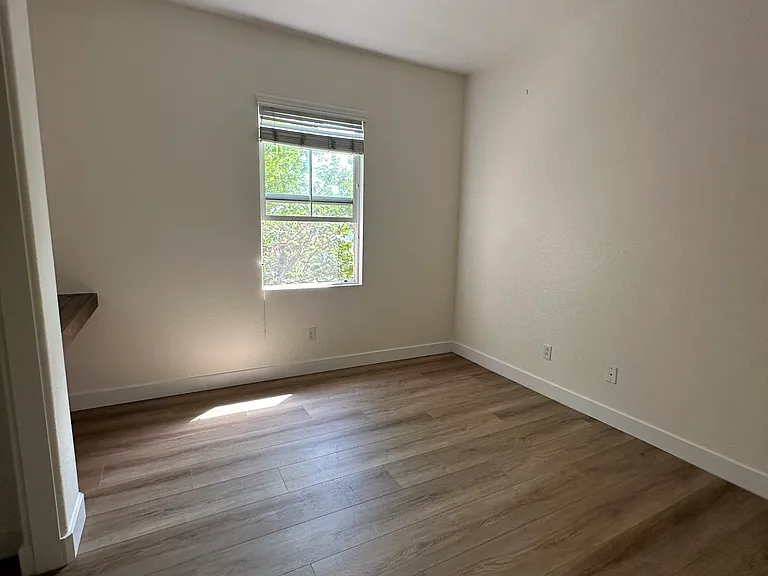 1380 Sky Ridge Ct — Photo 9
