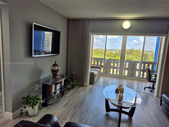 5th image of 4001 Hillcrest Dr APT 1009