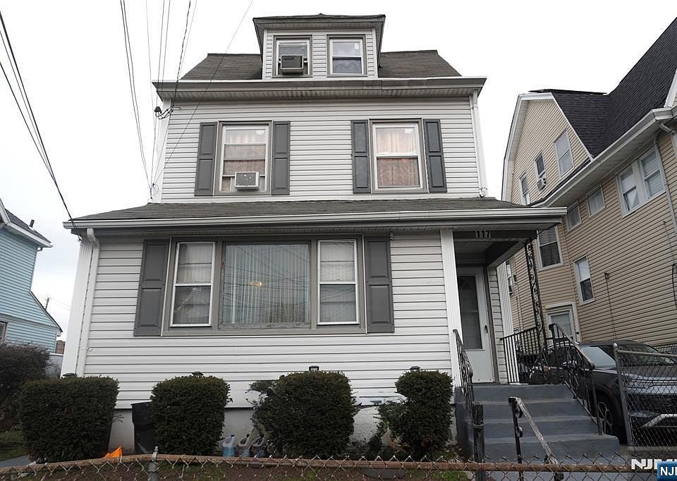 1st image of 115-119 E 21st St