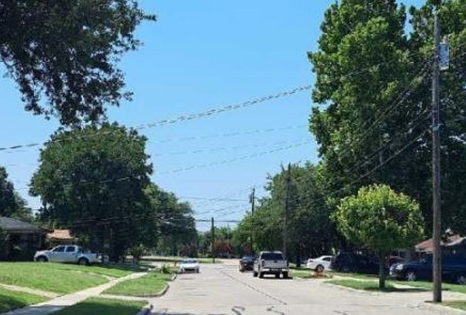 Exterior Neighborhood (street photo)